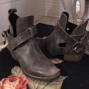 Very volatile ankle boots
